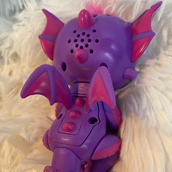 Fingerlings Kaylin Glitter Dragon Purple with Pink - Picture 4 of 9